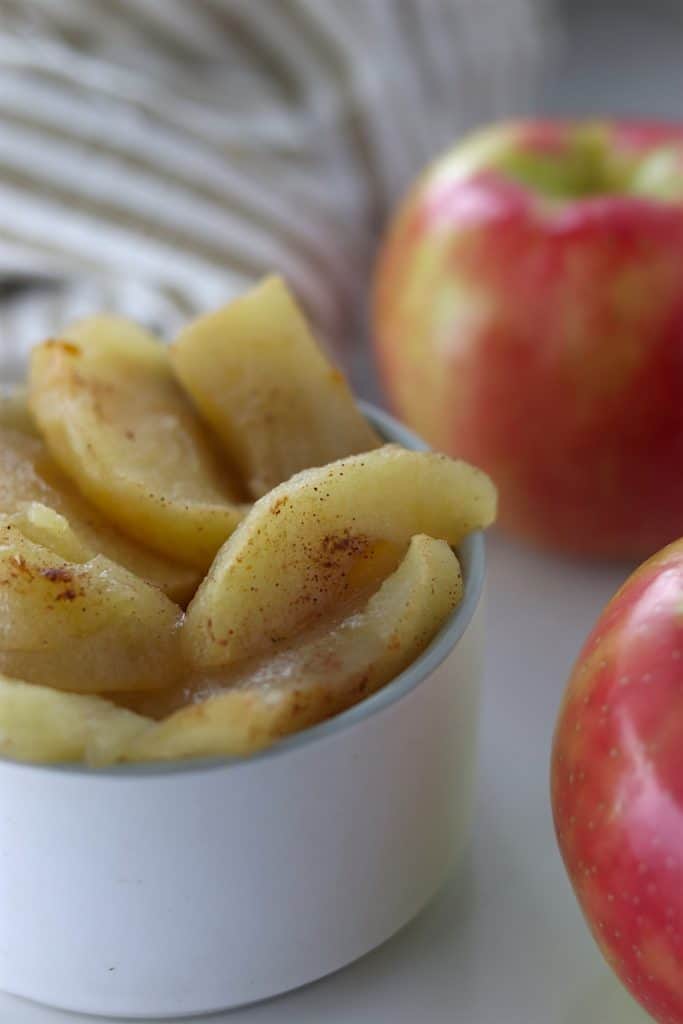 Warm crockpot bakes apples with cinnamon