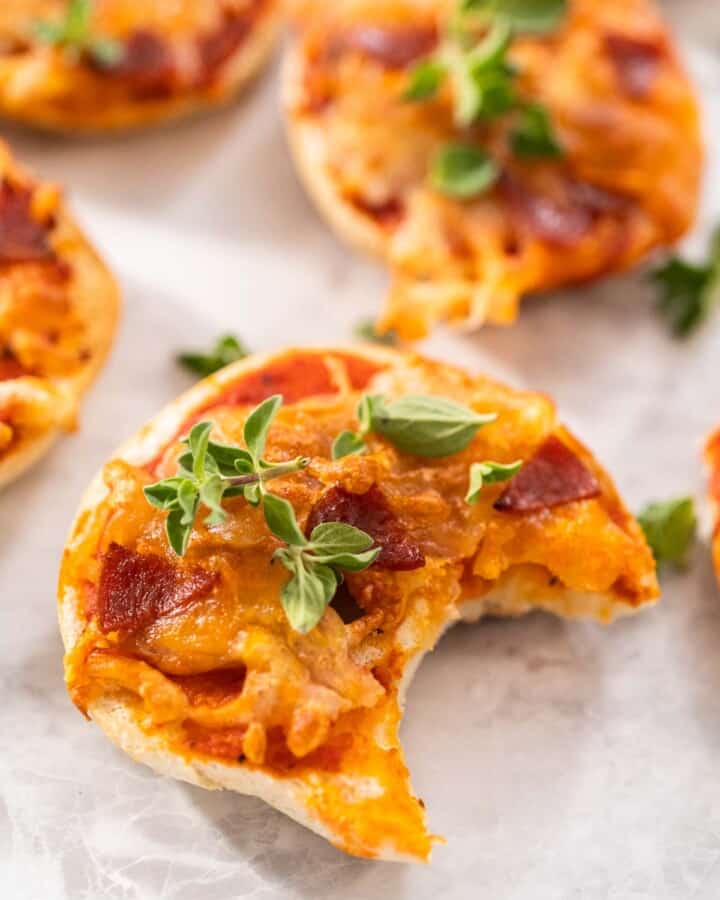 A close up of a Air fryer pizza bagel on a counter top.