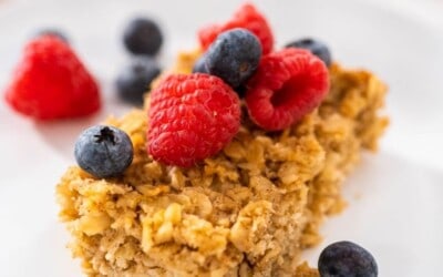 A square of baked oats topped with fruit.